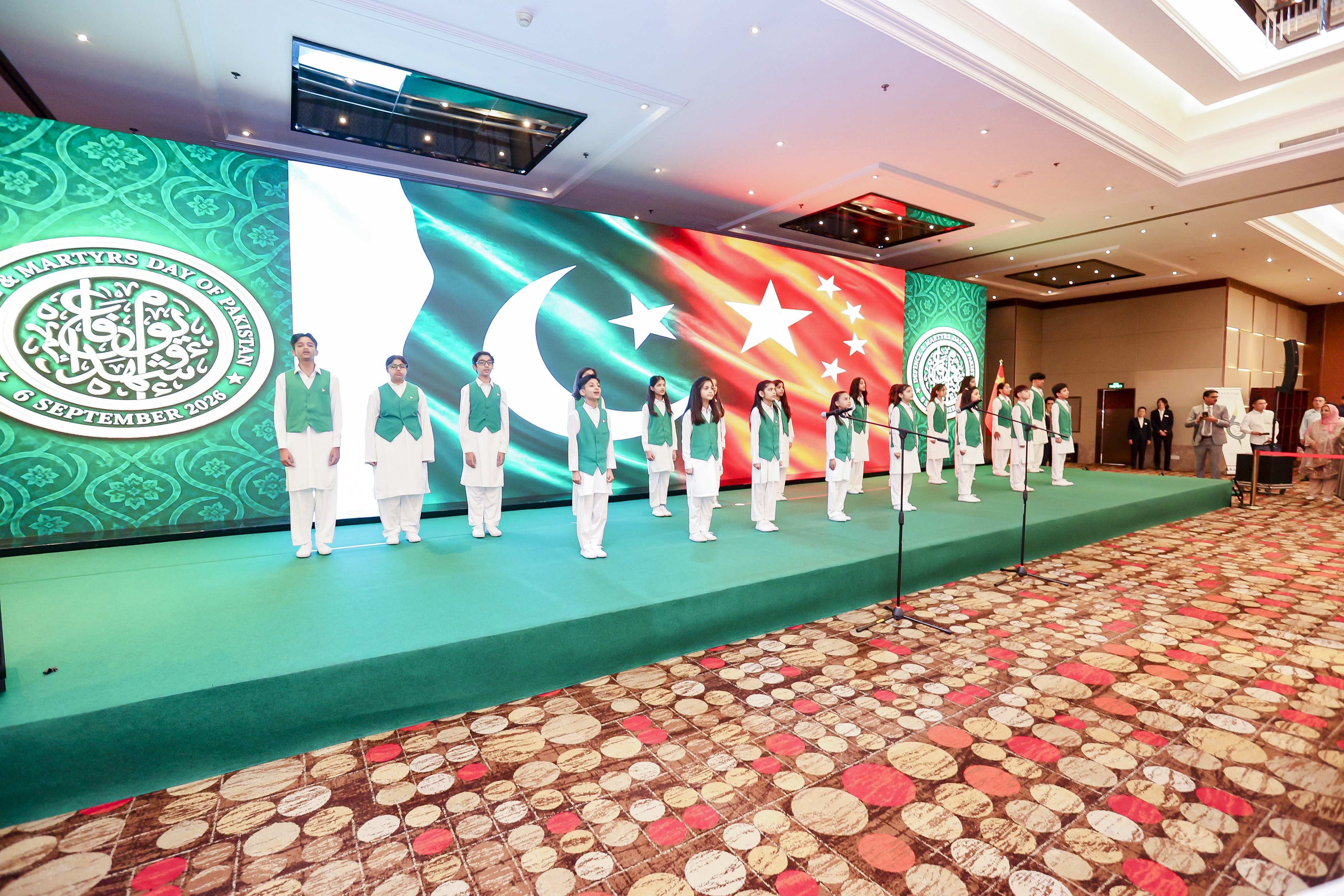 پاکستان ایمبیسی کالج کے طلبہ پاکستان اور چین کے قومی ترانے پیش کر رہے ہیں۔(تصویر بشکریہ، پاکستانی سفارت خانہ)