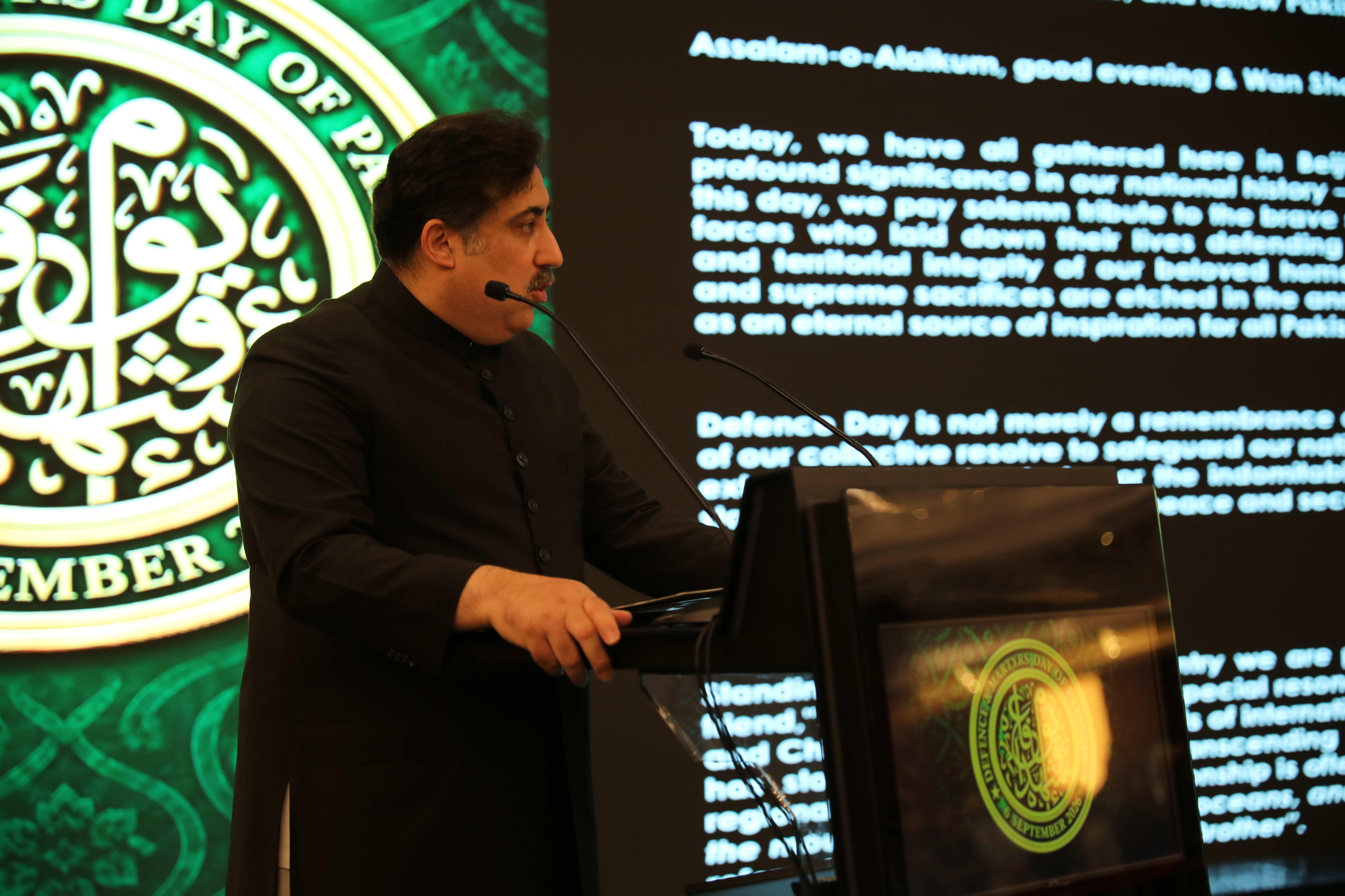 پاکستان کے چارج ڈی افیئرز، اعزاز خان تقریب سے خطاب کر رہے ہیں۔ (پیپلز ڈیلی آن لائن---فراز)
