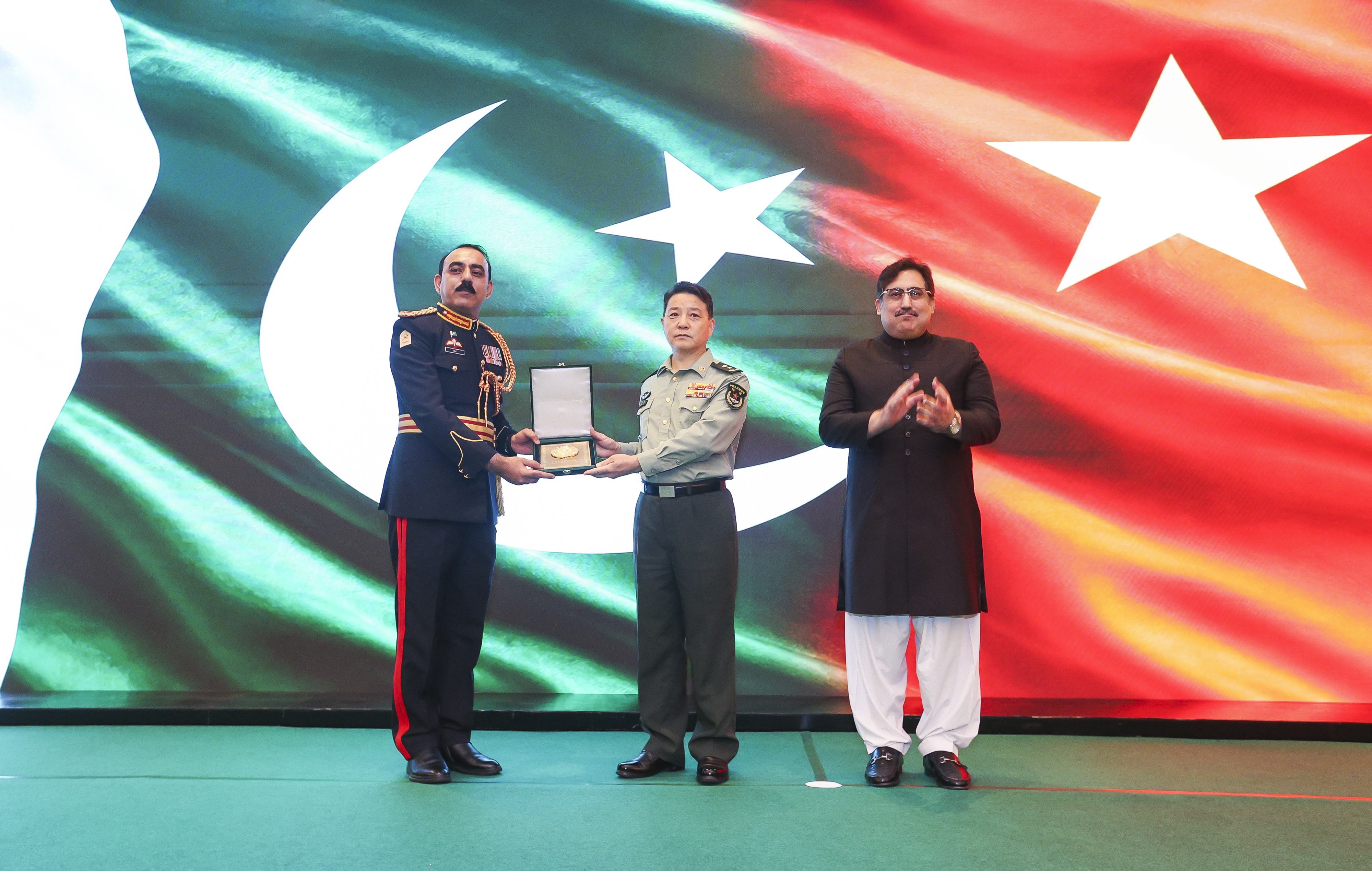 چینی اور پاکستانی حکام نے ایک دوسرے کو یادگاری تحائف پیش کیے۔(تصویر بشکریہ، پاکستانی سفارت خانہ)