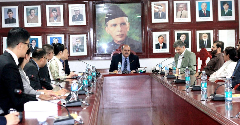 قائدِ اعظم یونیورسٹی میں منعقدہ ورکنگ میٹنگ میں فودان وفد کے ساتھ تبادلہِ خیال کیا جا رہا ہے ۔ (پیپلز ڈیلی)