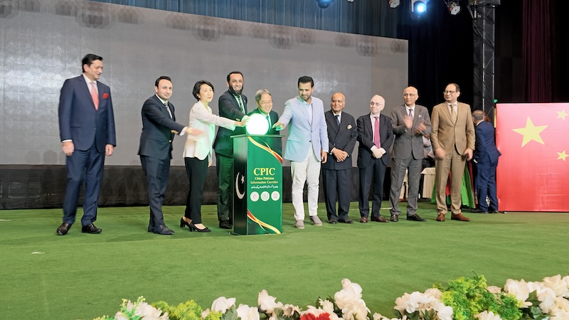 چین اور پاکستان کے نمائندے ، چین- پاکستان اطلاعاتی راہداری (سی پی آئی سی)کا افتتاح کر رہے ہیں۔